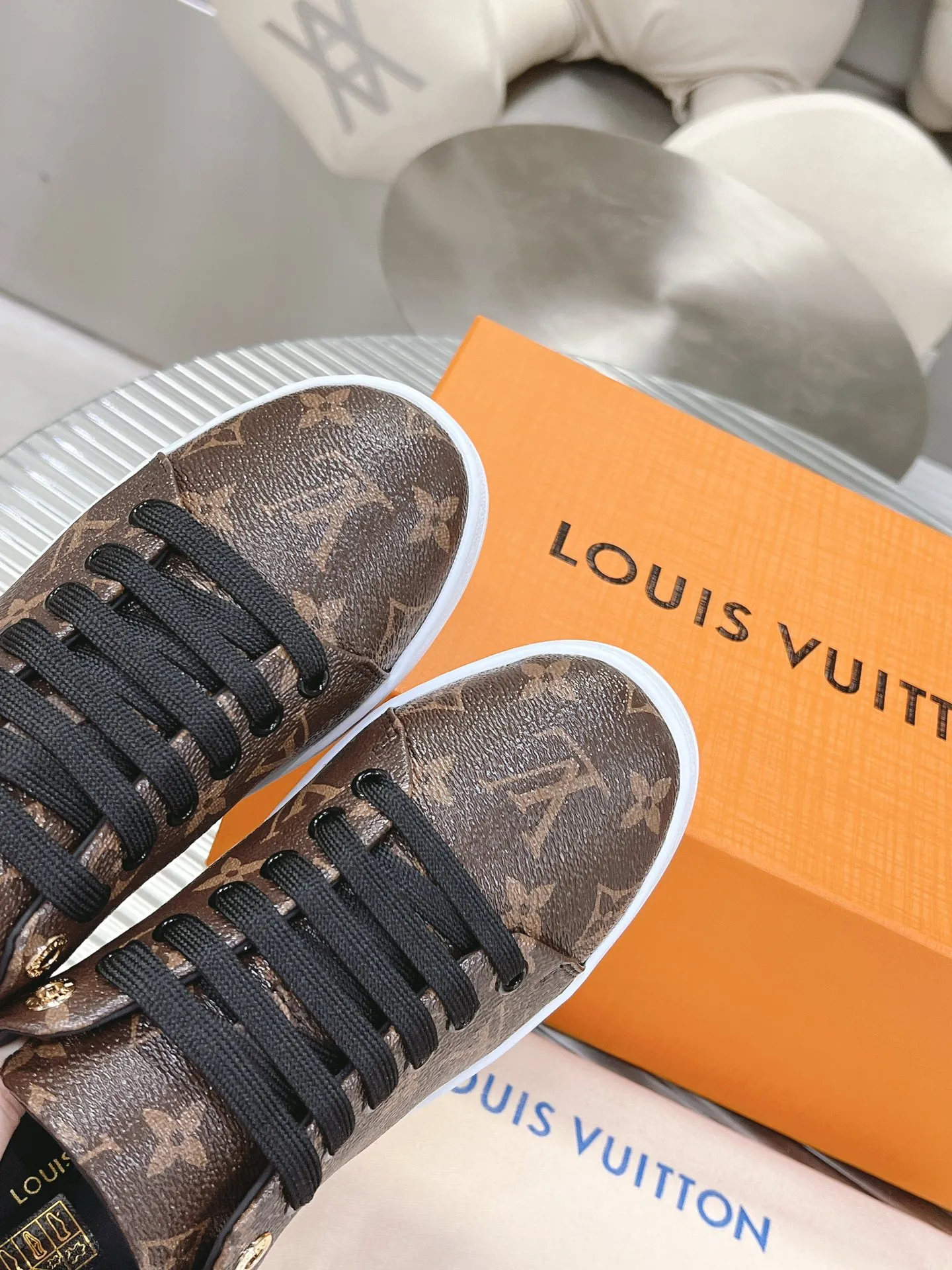 👟👟Ex-factory price 700👟👟 𝙇𝙑 𝟐𝟎𝟐3/𝐒𝐒 𝐧𝐞𝐰 𝐓𝐢𝐦𝐞 𝐨𝐮𝐭# New thick-soled white shoes This collection is so eye-catching, a must-have fashion item! The bright and jumping letter logo design is full of energy, sweet and salty. Continuing the previous heightening version, it is as easy to wear as ever, a sincere work! ! The upper is made of imported silk cowhide, with a delicate texture comparable to the factory price! Lining/foot pads are made of cowhide, durable and wear-resistant. The original molded T👟👟factory price u outsole, the details are consistent with the original. Please distinguish it from cheap products on the market Size: 35-44